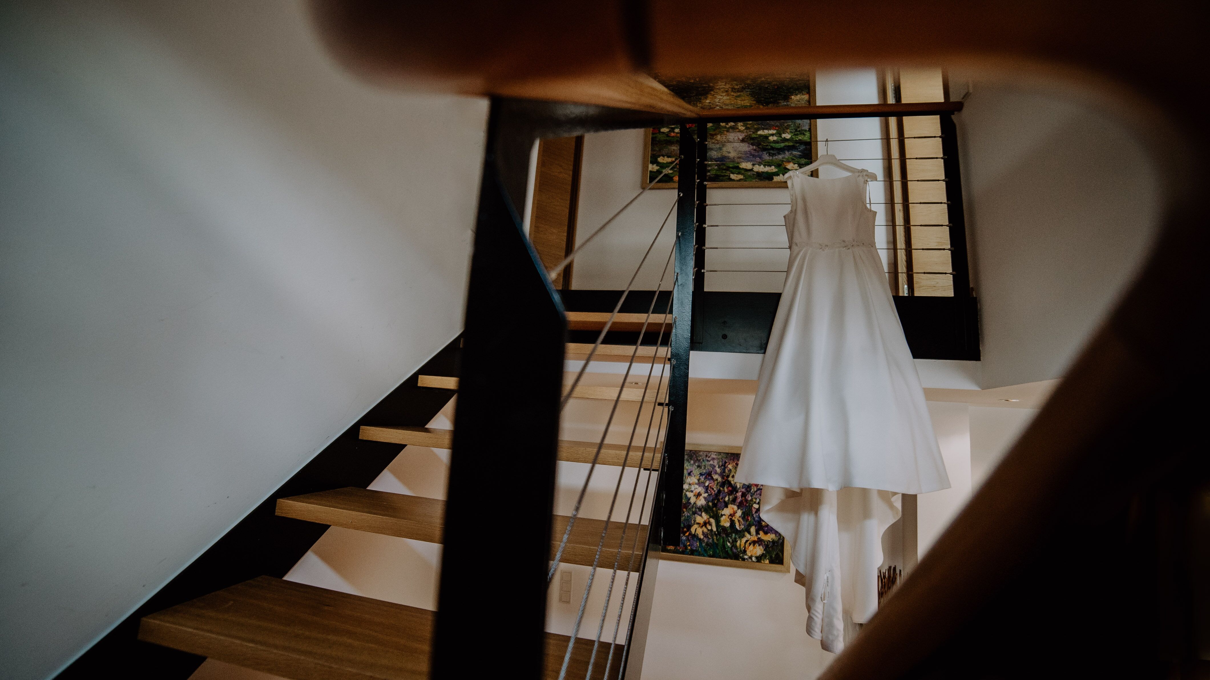 Brautkleid hängt aus in einem Hotel Hochzeit Kamerakinder Weddings