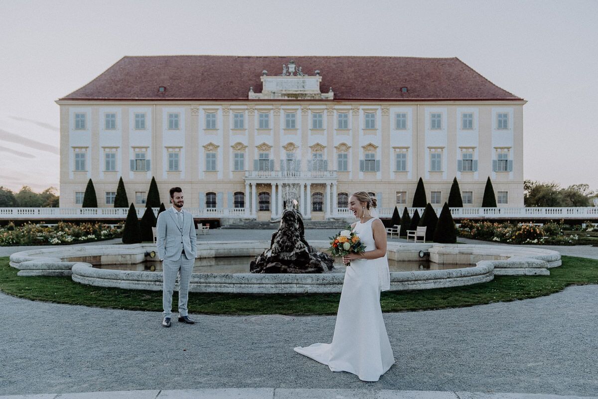 Noch einmal euer Hochzeitsoutfit ausführen, an euren Lieblingsort, mit ganz viel Zeit und Ruhe - ein After-Wedding-Shooting macht's möglich! Caroline und Robin hatten einen straffen Zeitplan am Hochzeitstag und leider kein Glück mit dem Wetter, also war das After-Wedding-Shooting die perfekte Lösung. Am Hochzeitstag selbst ist die Zeit für das Couple Shoot häufig knapp bemessen, deshalb werden die Bilder und Videoclips meistens in der Nähe der Hochzeitslocation gemacht. Bei einem After-Wedding-Shooting gibt es jedoch alle Möglichkeiten der Welt, um wunderschöne und ganz persönliche Momentaufnahmen zu schaffen. Eines der Dinge, die man absolut nicht planen oder vorhersehen kann ist das Wetter. Wir finden zwar, dass bei Schnee, Regen oder Wind auch wunderschöne Fotos und Videos entstehen, aber wir sind ganz große Fans von tollem Sonnenuntergangs-Licht und der besonderen Stimmung, wenn sich der Tag dem Ende zuneigt. Bei einem After-Wedding-Shooting sind wir super flexibel und ihr könnt sowohl eure liebste Jahreszeit auswählen, als auch die beste Wetterprognose abpassen. Die zwei haben sich dazu entschieden, das After-Wedding-Shooting&nbsp;