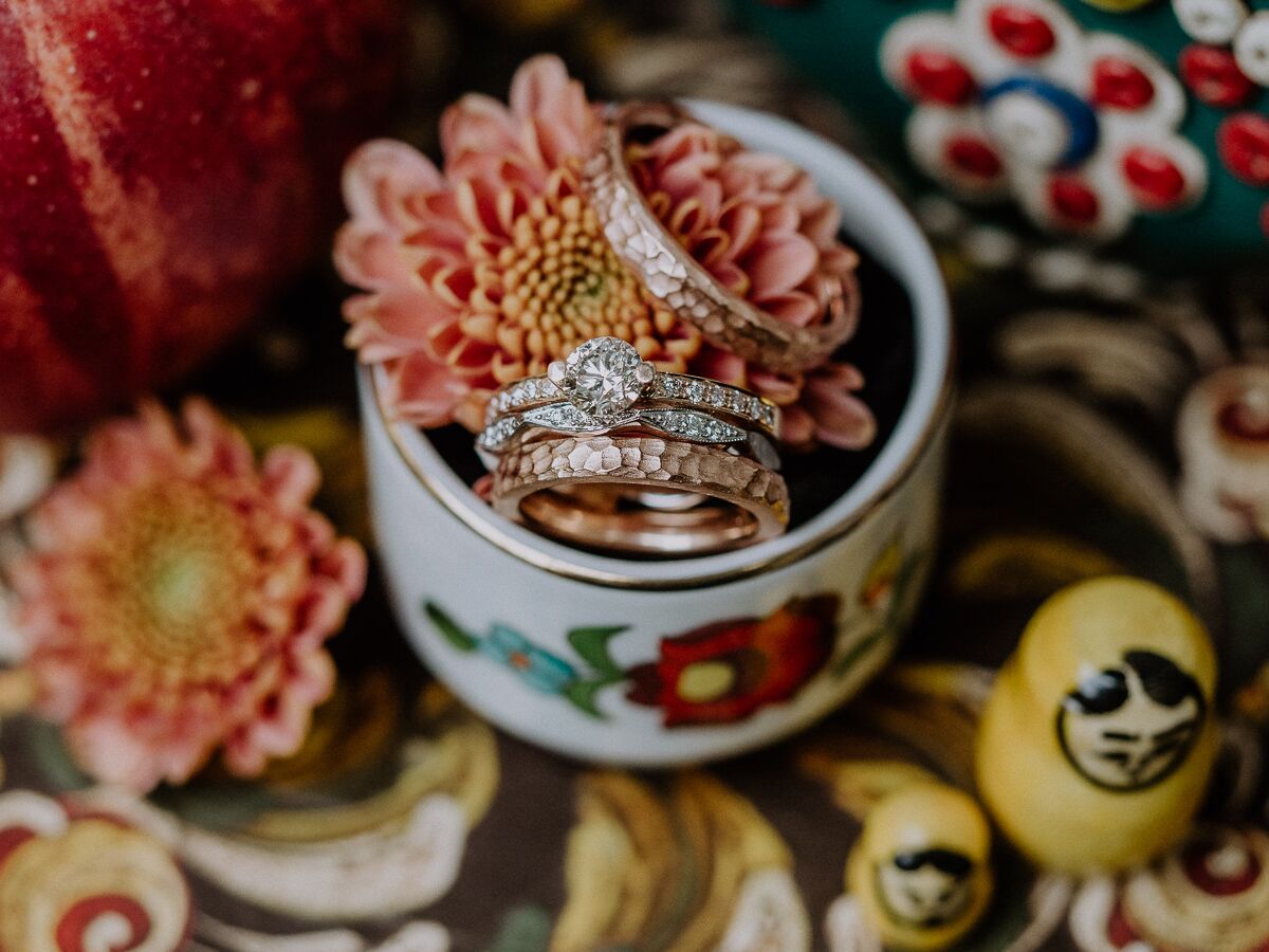 Detailfoto der Eheringe im bohemian Stil bunte Dekoration