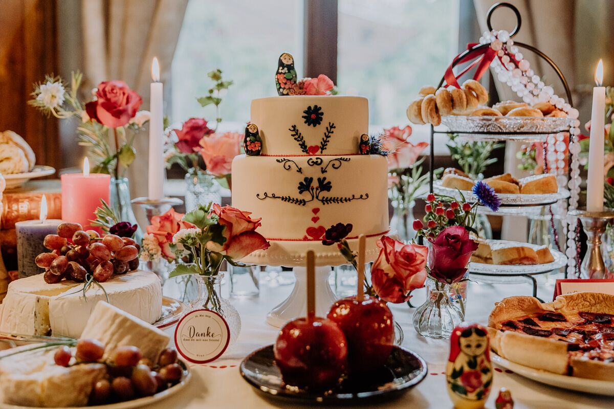 Hochzeitsinspiration Bohemian Wedding mit ganz vielen bunten Details und Hochzeitstorte