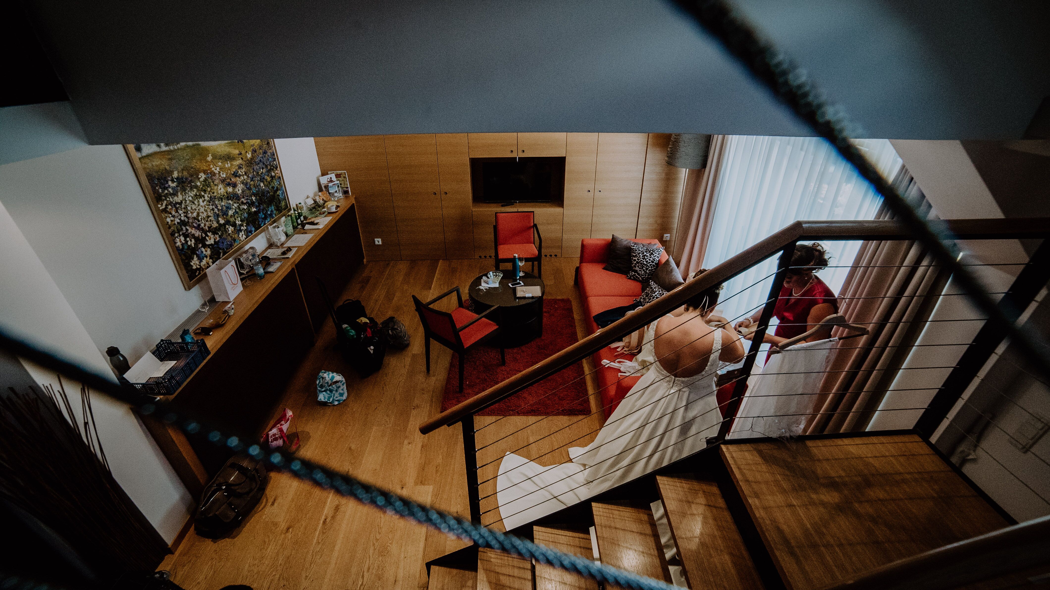 Braut Getting Ready in einer Hotel Suite mit Trauzeuginnen Hochzeit Kamerakinder Weddings 