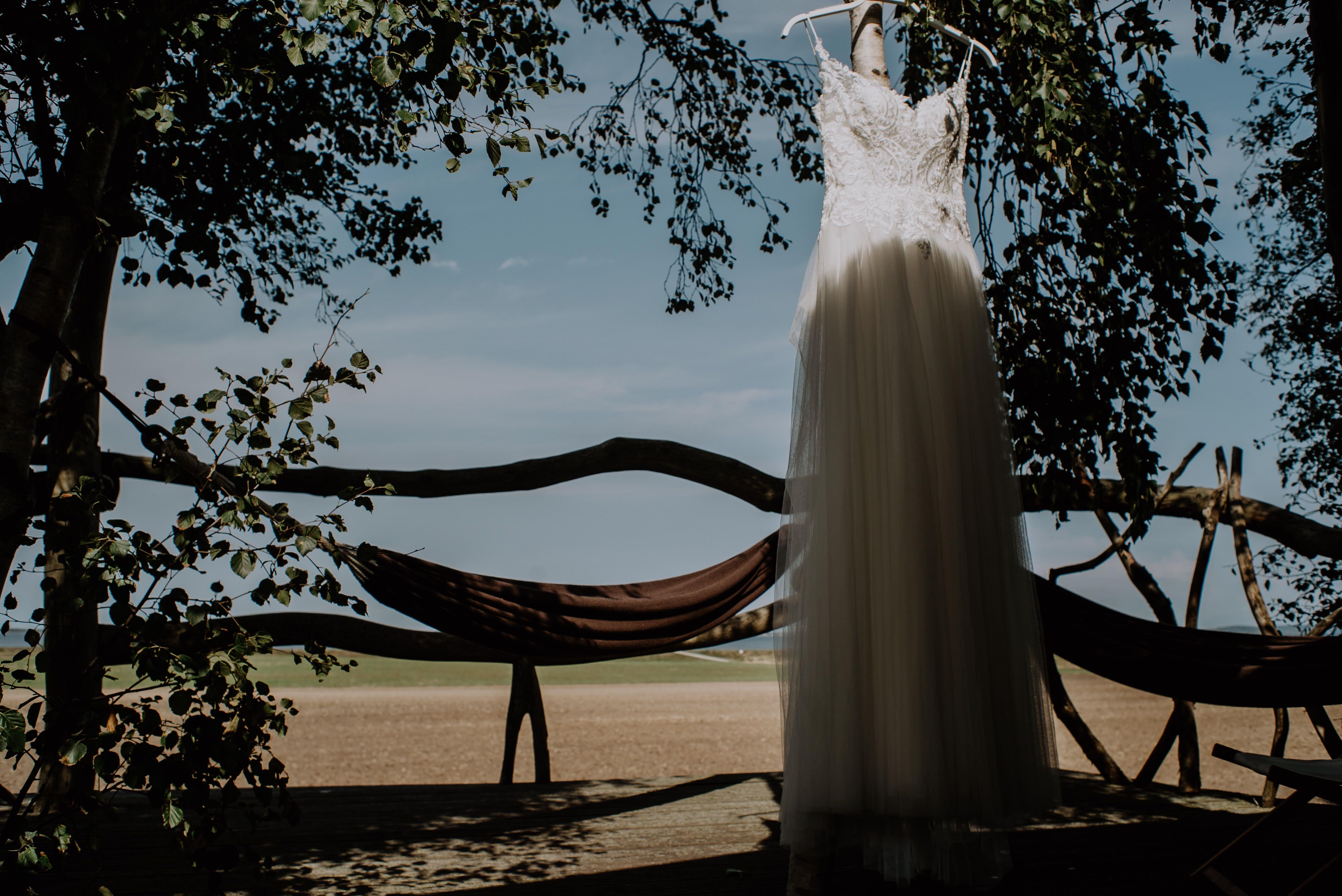 Hochzeit auf Rügen Hochzeitskleid Baumhaus Hängematte