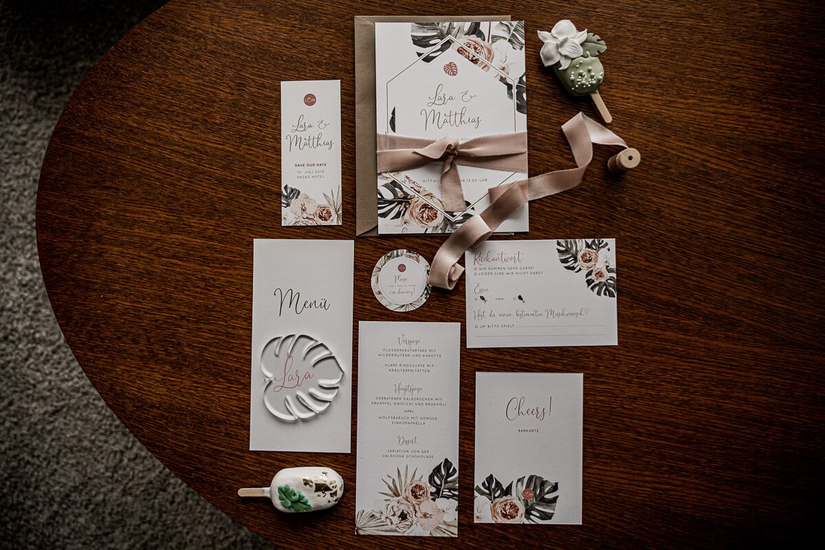 Hochzeitspapeterie im Hotelzimmer Hochzeitseinladung Menükarten Hochzeitsinspiration by Kamerakinder Weddings