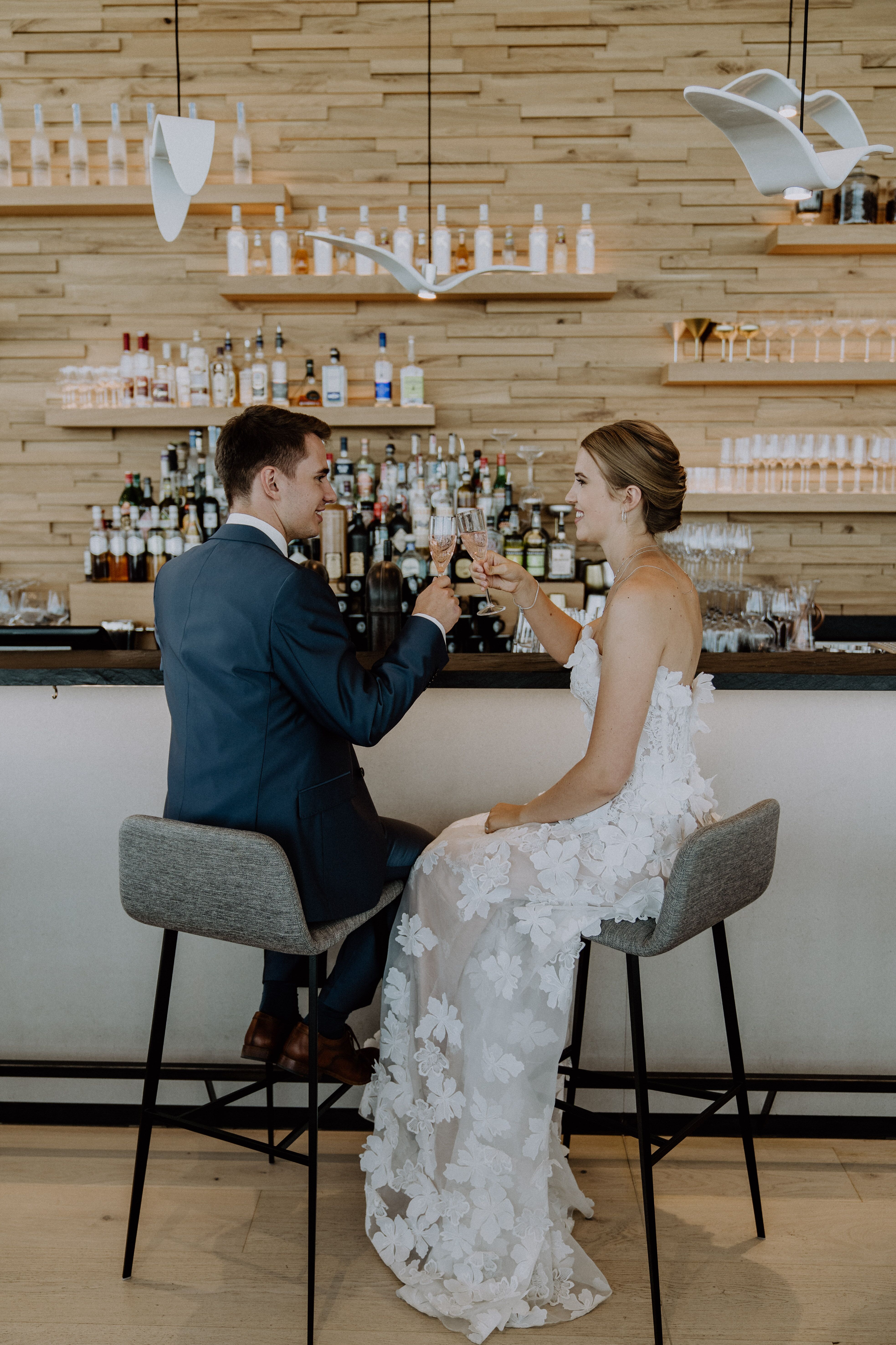 Brautpaar stoßt in Rooftopbar auf Hochzeit an