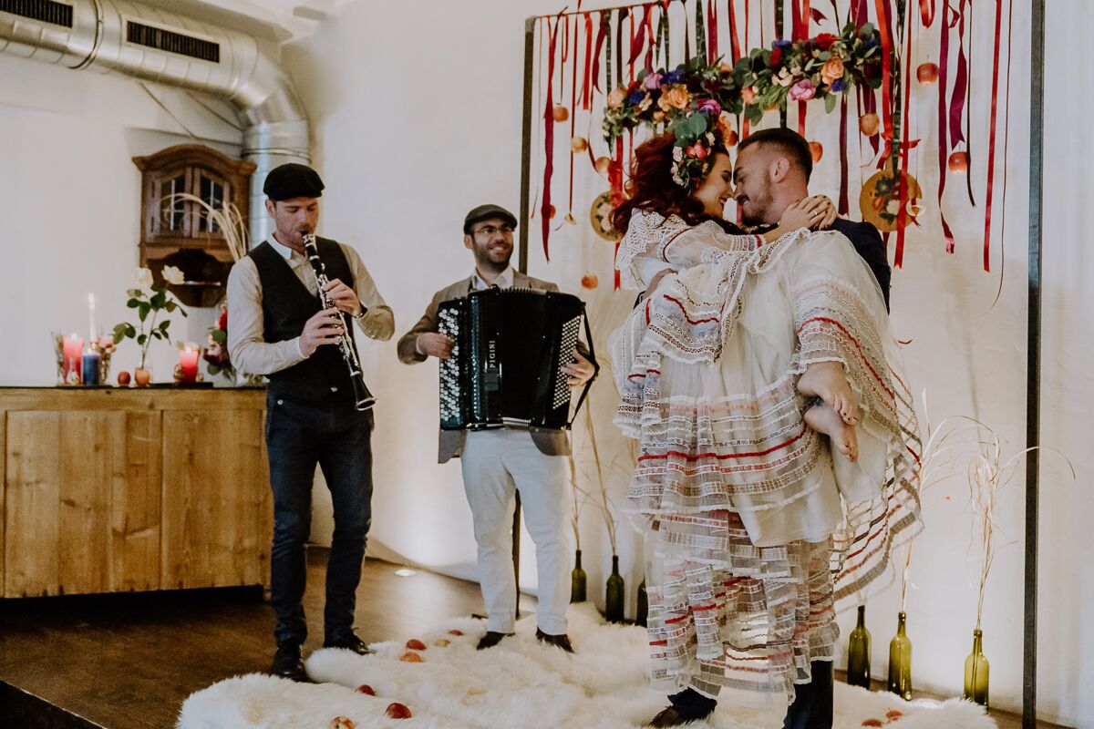 Hochzeitsinspiration Trauung im Lena Hoschek Brautkleid mit bohemian Trauungen und freie Traurednerin im Laufke in Graz