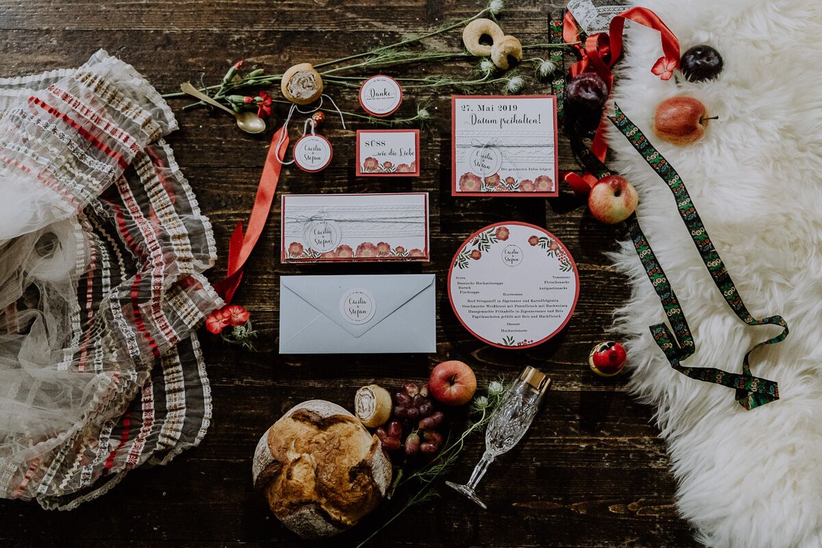 Hochzeitspapeterie im bohemian style mit vielen Details und dem Brautkleid von Lena Hoschek