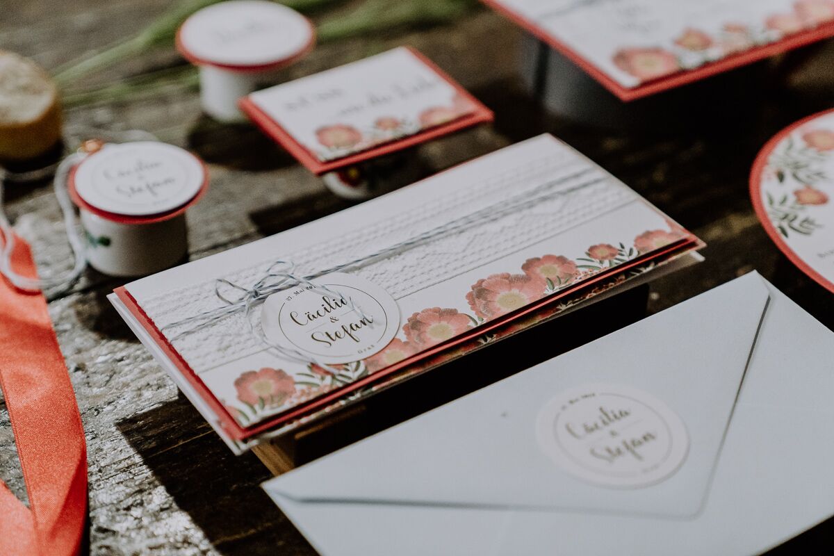 Hochzeitspapeterie im bohemian style mit vielen Details und dem Brautkleid von Lena Hoschek