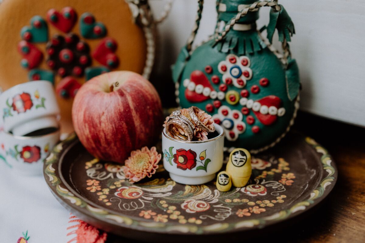 Detailfoto der Eheringe im bohemian Stil bunte Dekoration 