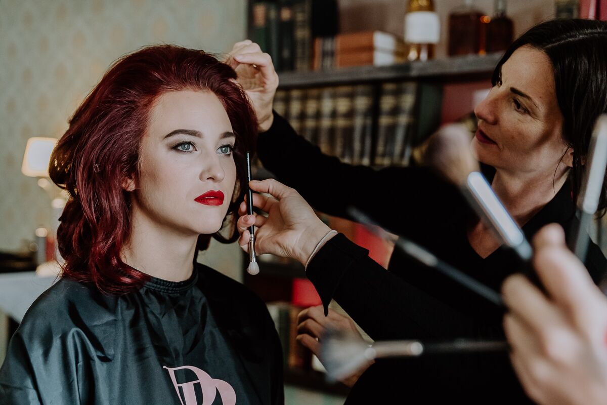 Braut beim Getting Ready mit Hair und Make Up Artist in Graz